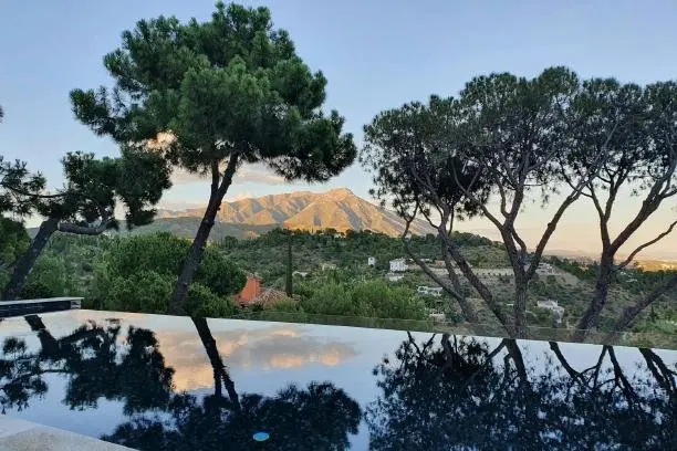 Benahavís lifestyle on the Costa del Sol: hills, light and Mediterranean views